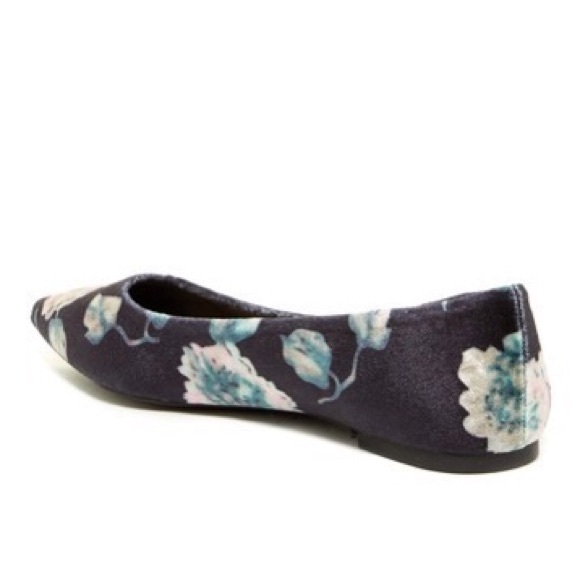 🎉2XHOSTPICK🎉Sam Edelman Ryane Velvet Point Flats - Picture 2 of 4